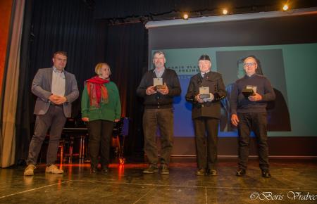 Predsednik Zveze Možnar Mitja Moškotevc, predsednica Programskega sveta pri Zvezi Možnar Urška Knez s prejemniki priznanj zlati možnar - Vinko Križnik, Drago Podrebršek in Branko Pušnik